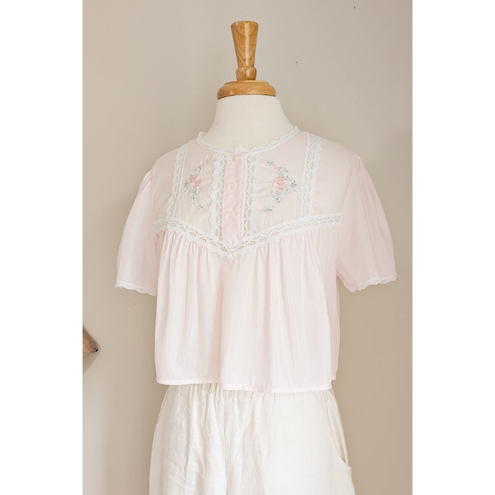 R E W O R K E D Vintage :: Pink Floral Embroidered Lace Trim 90s Cottage Blouse - Picture 15 of 15
